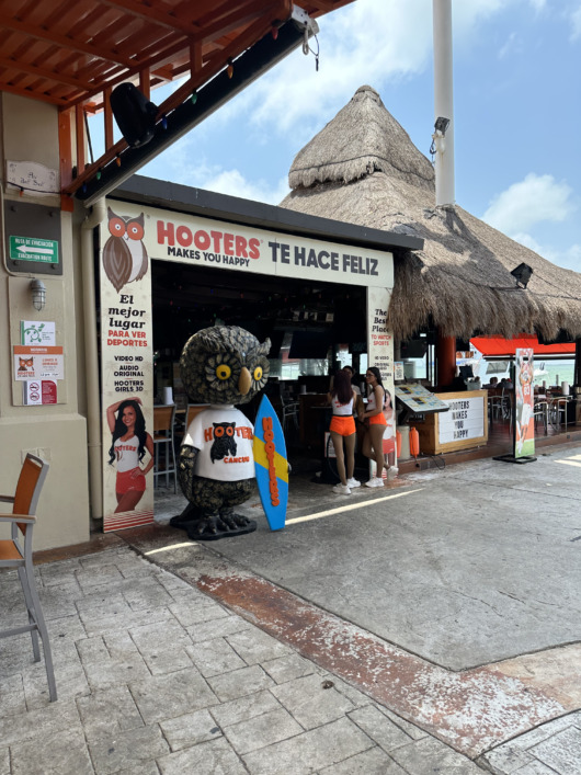 La Isla Paradise Experience, Hooters